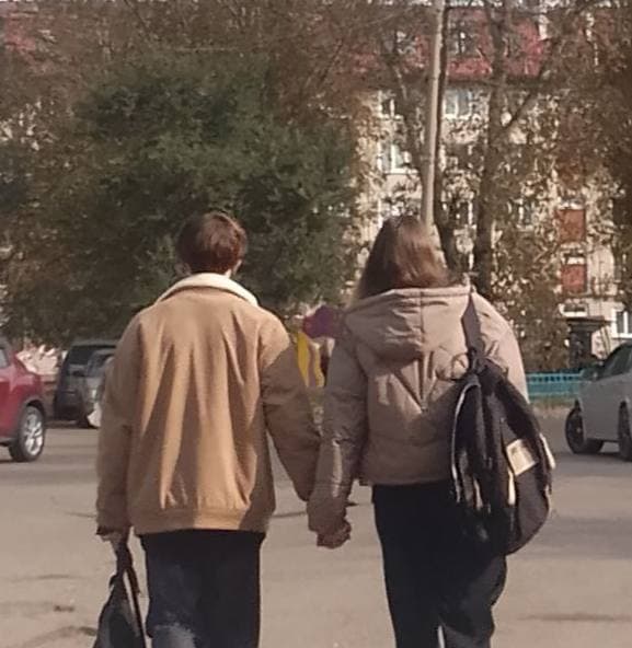 мы даже тогда говорили что мы проста друзья)
